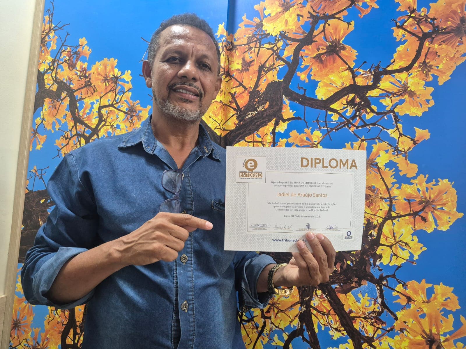 Prêmio Tribuna do Entorno 2026 reconhece atuação de Jadiel de Araújo Santos